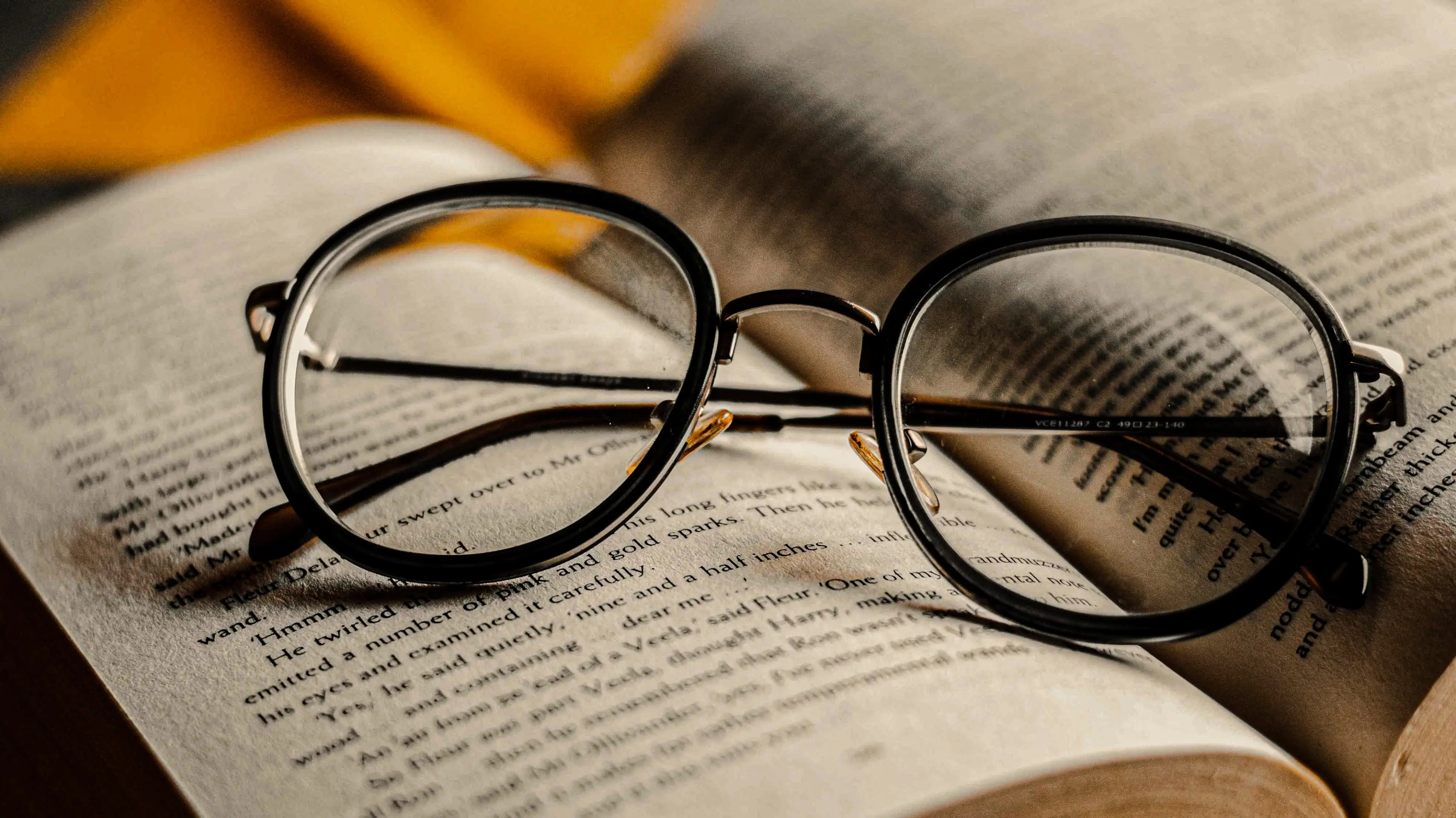 Könyv és szemüveg